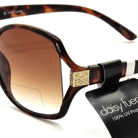 Daisy Fuentes Sunglasses - Picture 4 of 7